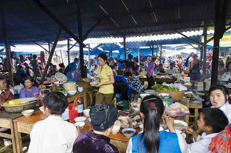 270 - Vietnam - Bac Ha - mercado - comedor